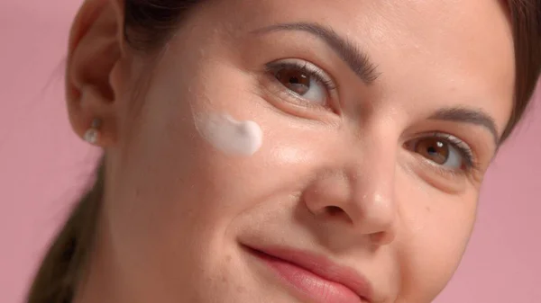 30s brunetka žena detailní up s krémem na obličeji — Stock fotografie