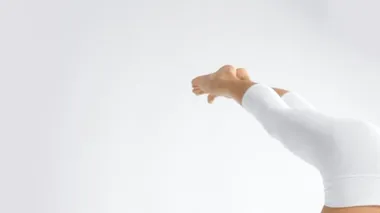 Beyaz uzay alıştırması yapan yaşlı kadın yoga yapıyor.