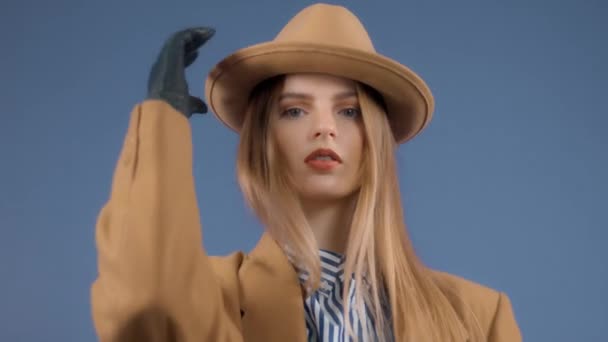 Retrato editorial de moda de modelo rubia toca un sombrero en — Vídeo de stock