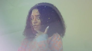 Yaratıcı avangard makyajlı melez siyah kadın kusursuz cilde renksiz lens filtresinden basit renkli nokta makyajı