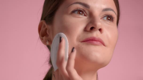 30s μελαχρινή γυναίκα closeup πορτρέτο βλέποντας στην άκρη και να κάνει ένα peeling οξύ προσώπου με peeling pads — Αρχείο Βίντεο