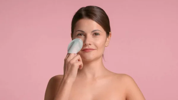 顔の剥離パッドを持つ30代のブルネットの女性。新しい化粧品のトレンド — ストック写真