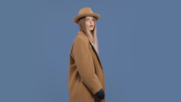 Модний редакційний портрет блондинки в студії на відкритому повітрі осінній погляд — стокове відео