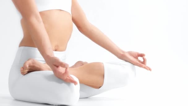 Senior mulher no espaço branco prática ioga corpo irreconhecível closeup — Vídeo de Stock