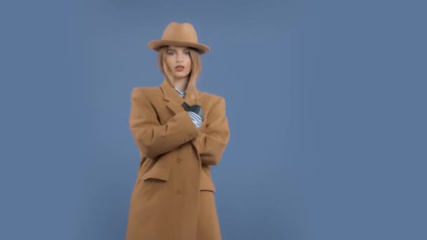 Retrato editorial de moda de modelo loira colocar e fechar sua jaqueta — Vídeo de Stock
