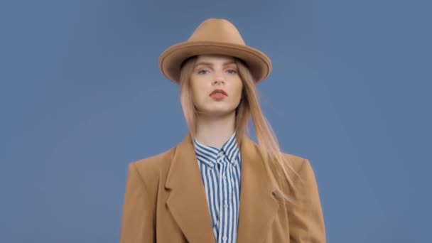 Retrato editorial de moda de modelo loiro com cabelo soprando em câmera lenta — Vídeo de Stock