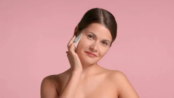 Femme brune des années 30 avec un tampon d'épluchage facial. Nouvelles tendances cosmétiques — Photo