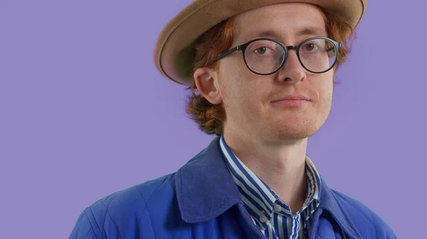 Hiteles férfi portré vörös férfi szemüvegben stúdióban lila színes háttér — Stock Fotó