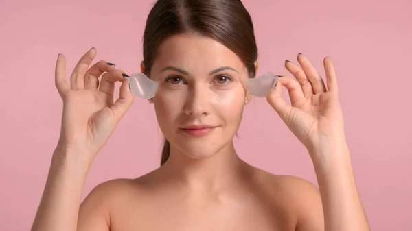 30s brunette woman wears an eye patches and watching to the camera and take off eye patches — Φωτογραφία Αρχείου