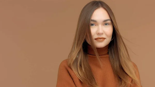 Monocromo marrón mirada mujer caucásica en estudio retrato con pelo soplado — Foto de Stock