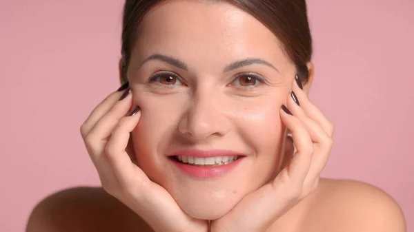 30s brunette woman watching to the camera and smiling — Stok fotoğraf