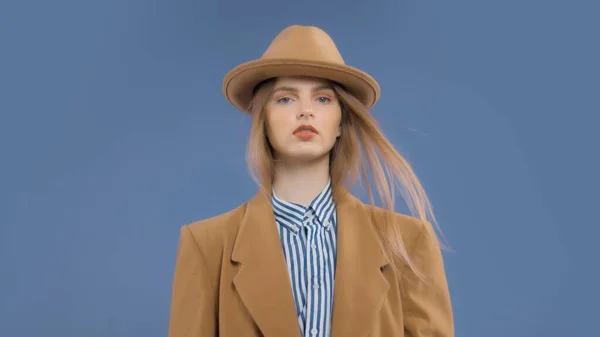 Retrato editorial de moda de modelo rubia lleva un brillante se cierra sobre fondo colorido en el estudio —  Fotos de Stock