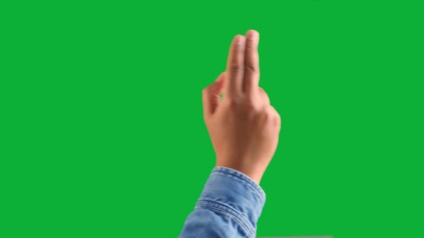 Mezcla de raza tono de piel profunda mano masculina hace un golpe a la derecha con dos dedos gesto en verde cromakey — Vídeos de Stock