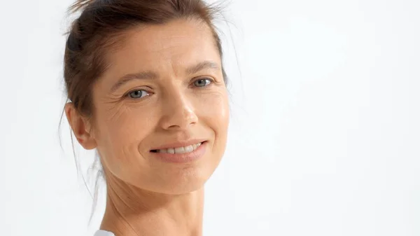 Senior woman in white space practice yoga Closeup portrait watching to the camera and smiling — Stock Photo, Image