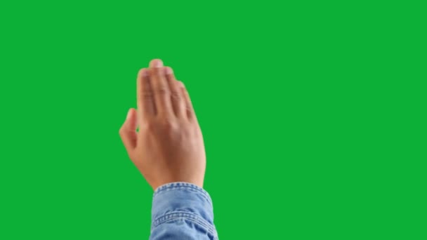 Mezcla de raza tono de piel profunda mano masculina hace un golpe a la derecha usando todo gesto de la mano en verde cromakey — Vídeos de Stock