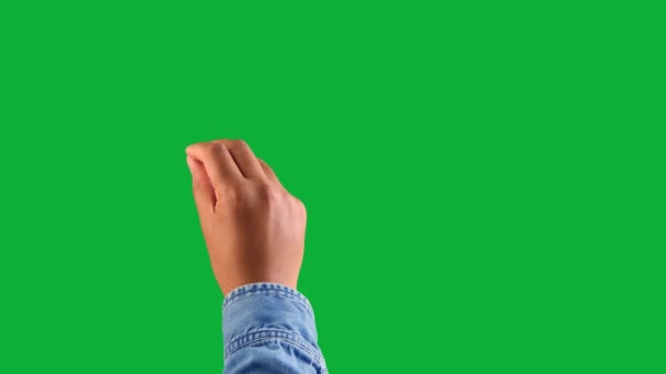 Ανάμεικτη φυλή βαθύ τόνο του δέρματος αρσενικό χέρι κάνει μια χειρονομία ζουμ στο πράσινο chromakey — Αρχείο Βίντεο