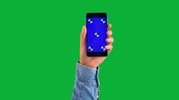 Rasă mixtă tonul adânc al pielii mână de sex masculin cu smartphone cu ecran albastru cu markeri de urmărire pe cromakey verde — Videoclip de stoc