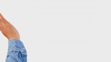 Erkek eli ve kadın eli arasında farklı ten renginde bir beşlik.