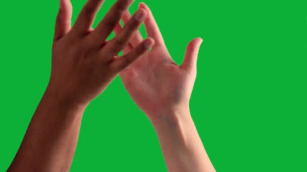 Armworstelen tussen mannelijke en vrouwelijke hand met verschillende huidtinten — Stockvideo