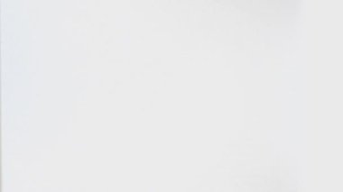 Erkek eli kot gömleğin üzerinde Başparmak yukarı, zafer ve tamam jestler beyaz üzerinde