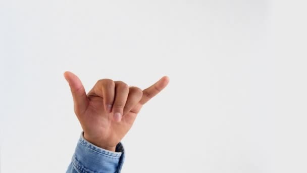 Masculino mão em jeans camisa fazer um shaka mão gesto — Vídeo de Stock