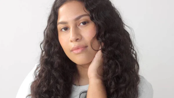Mladá žena ve studiu žádný make-up portrét nové krásy tekutiny identity — Stock fotografie