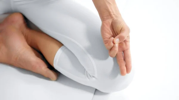 Close-up da mão feminina no joelho em uma posição de lótus — Fotografia de Stock