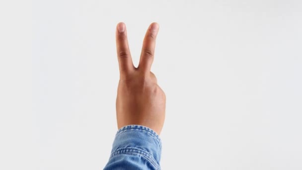 Αρσενικό χέρι σηκώστε και να δείξει τη νίκη δύο δάχτυλα πίσω από το χέρι σημάδι — Αρχείο Βίντεο