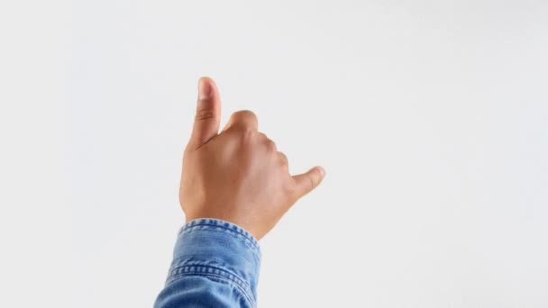 Mano masculina levantada mostrando gesto de mano shaka — Vídeos de Stock