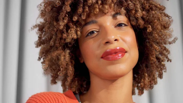 Gemengd ras zwarte vrouw met krullend haar en natuurlijke warme make-up — Stockfoto