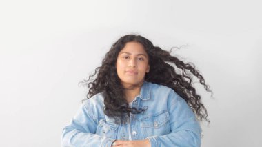 Stüdyoda makyajsız genç bir kadın. Yeni bir güzellik akışkan kimliği.