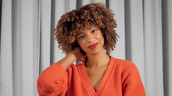 Gemengd ras zwarte vrouw met krullend haar en natuurlijke warme make-up — Stockfoto