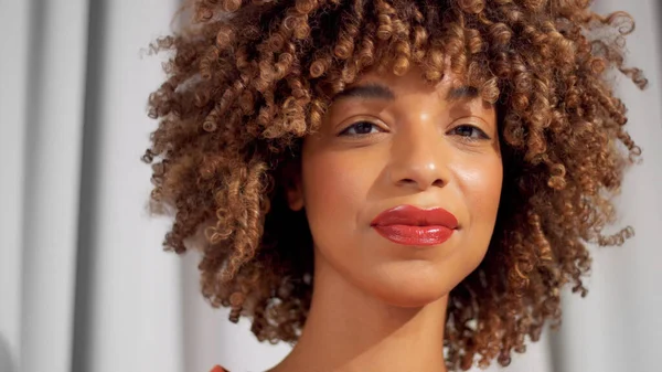 Gemengd ras zwarte vrouw met krullend haar en natuurlijke warme make-up — Stockfoto