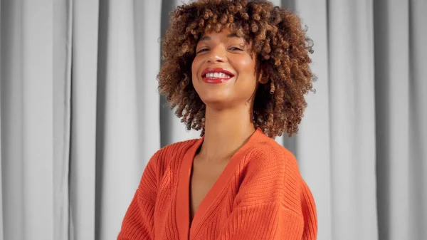 Mulher preta de raça mista com cabelo encaracolado e maquiagem quente natural — Fotografia de Stock