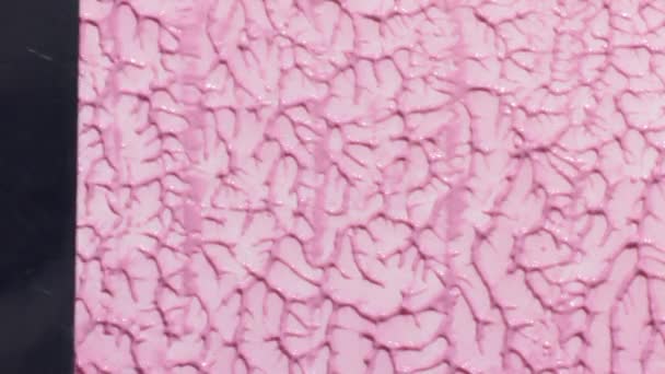 Blush líquido textura blush cremoso alisado por espátula de aço — Vídeo de Stock
