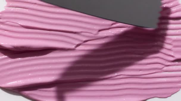Жидкий румянец сливочно-румяная текстура краски лопатки пятна розовый кремовый текстуру, чтобы покрыть все рамки — стоковое видео