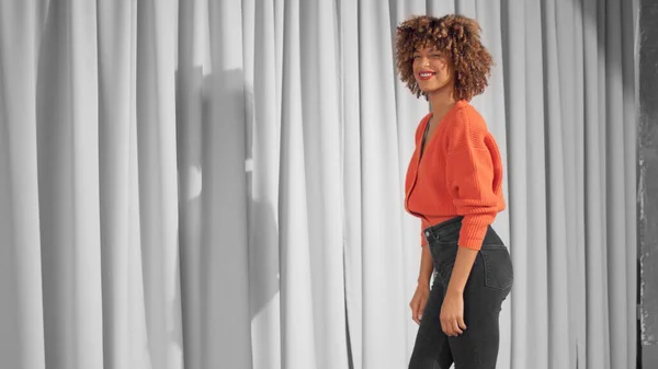 Mixed race black woman with curly hair and natural warm makeup — Stock Photo, Image