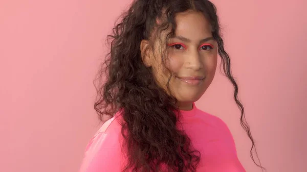 Jeune femme en studio sur rose porte un col roulé néon et un maquillage néon — Photo
