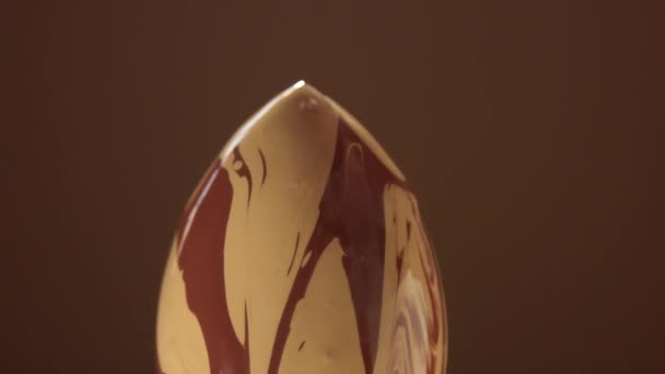 Houba ve tvaru vajíčka pokrytá tekutým základem pro hlubokou pleť dvě kontrastní barvy — Stock video