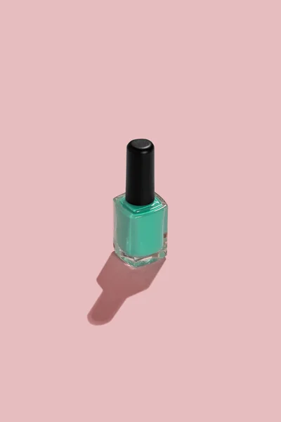 A nail enamel bottle on pink background — Stock Photo, Image