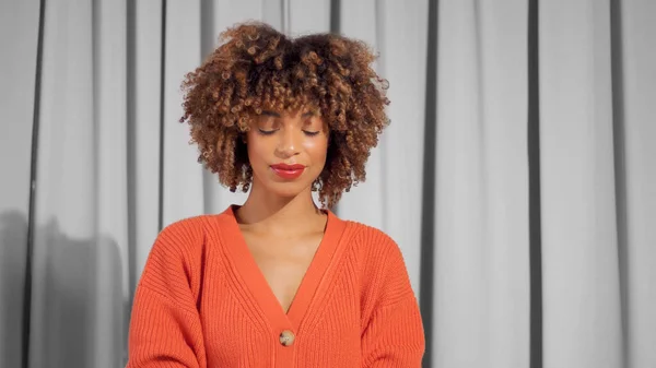 Mixed race black woman with curly hair and natural warm makeup — Stock Photo, Image