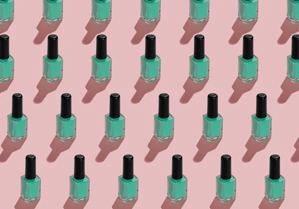 Un modello da bottiglie di smalto per unghie su sfondo rosa — Foto Stock