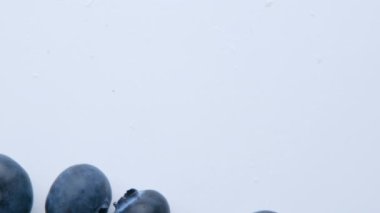 Çerçeveyi doldurmak için böğürtlenler aşağıdan çerçeveye itilmiş.