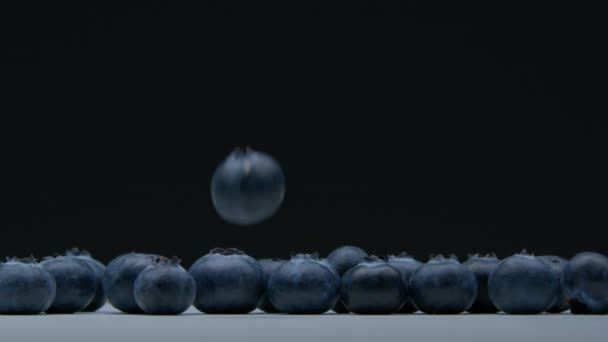 一个蓝莓掉到了满桌子的蓝莓上 — 图库视频影像