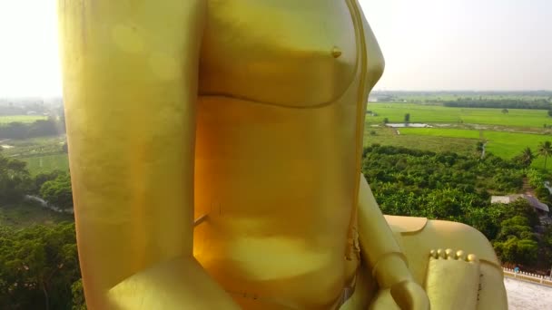 Vista aérea de (Nombre del Monasterio: Watmuang ) — Vídeos de Stock