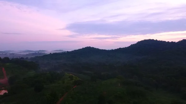 Berglandschap in de ochtend in Thailand. — Stockfoto