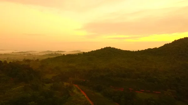 Горный пейзаж утром в Таиланде . Стоковое Фото