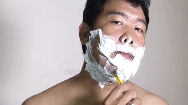 Adam banyoda tıraş gösterilen.