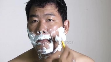 Adam banyoda tıraş gösterilen.