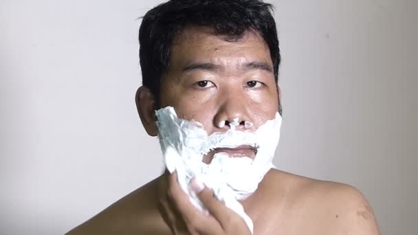 那个男人在浴室里刮胡子 — 图库视频影像